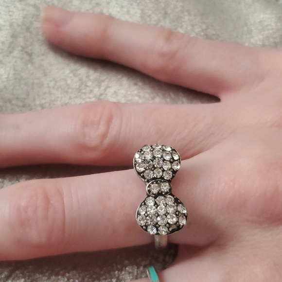 Silver rhinestone guess rings bow flower set 7 - Picture 3 of 3